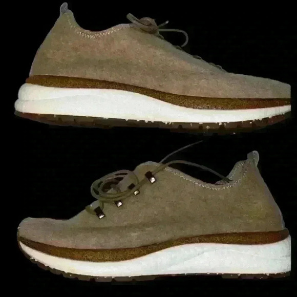 OTBT Courier Sneaker Wool Blend.   Like New Condition.  No wear on bottoms.  8.5 - Picture 2 of 12